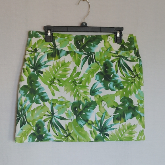Attyre Women's Skort Tropical Green Leaves ~ Stretch ~ Size 12 - Picture 1 of 9